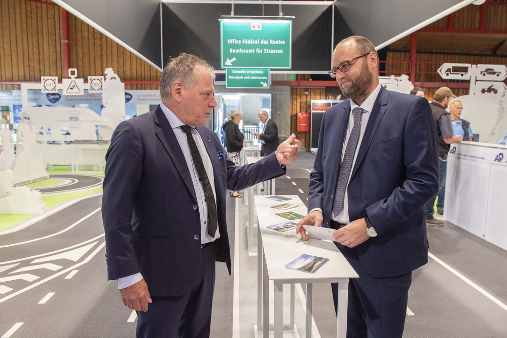 Le conseiller d'Etat chargé des transports Jacques Melly et le directeur de l'Office fédéral des routes Jürg Röthlisberger en grande discussion sur le stand de l'A9 à la Foire du Valais. L'autoroute était au centre d'une journée spéciale vendredi dernier à Martigny.