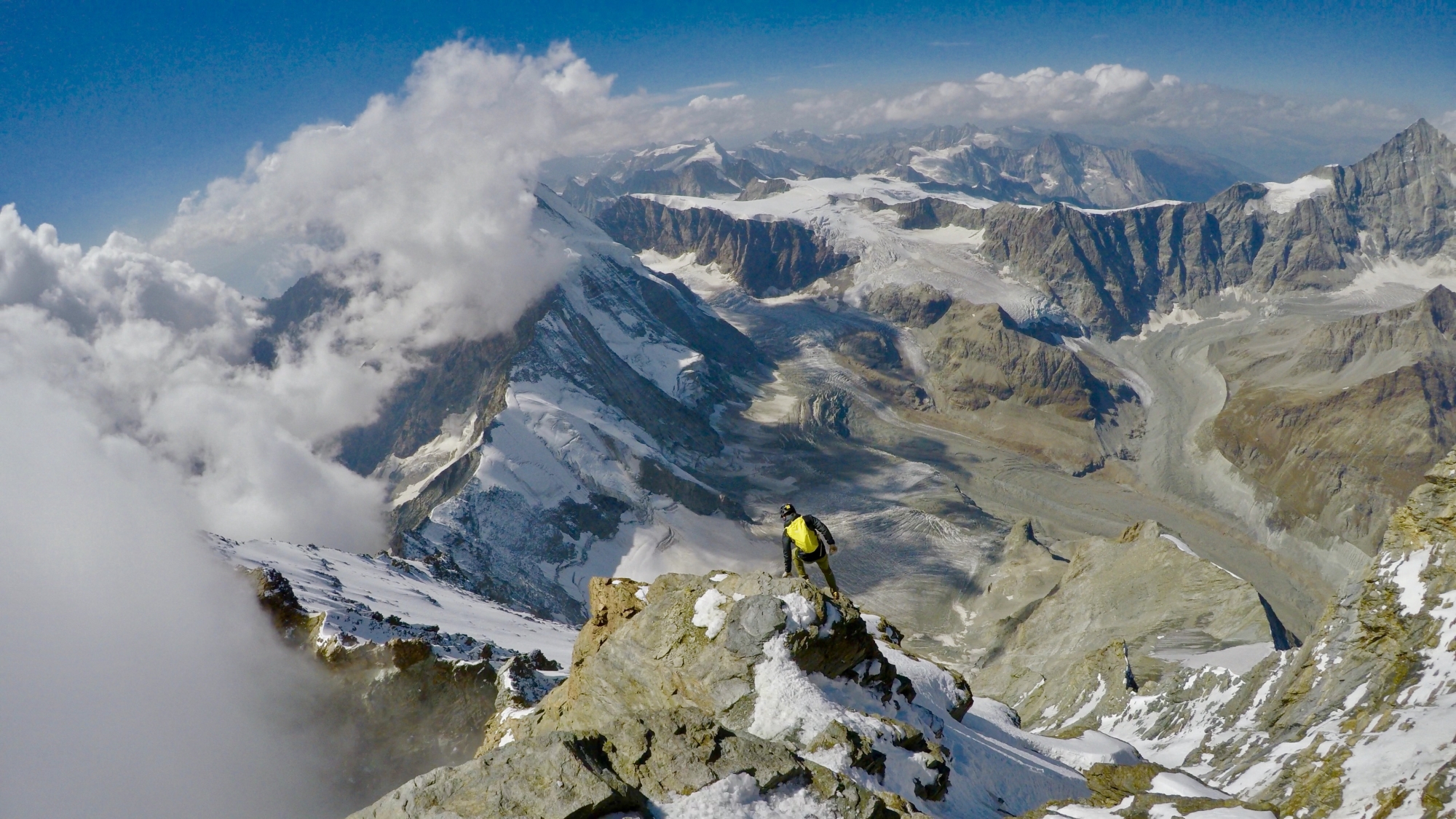 Le duo a battu de 9 h 26 le record établi jusque-là sur l'ascension des quatre arêtes. Sur la photo, François Cazzanelli au début de la descente de l'arête du Lion.