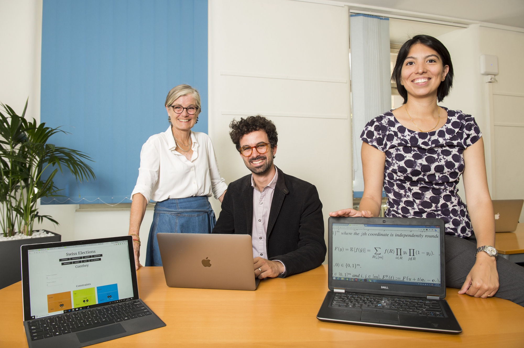 Membres du comité d’Appel citoyens, Bernadette Morand-Aymon et  Florian Evéquoz posent avec Elisa Celis, scientifique à l’EPFL.