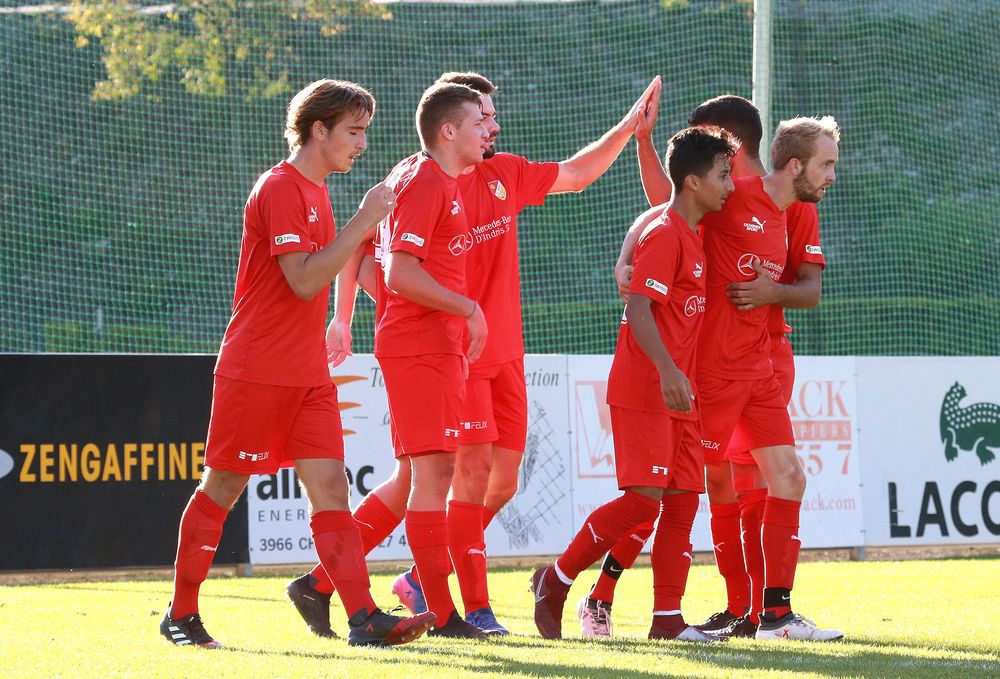 Les joueurs du FC Sierre célèbrent leur première victoire de la saison. 