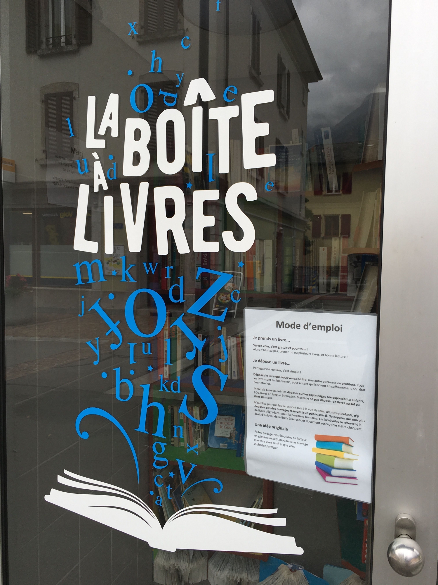 La boîte à livres est ouverte 24h/24.