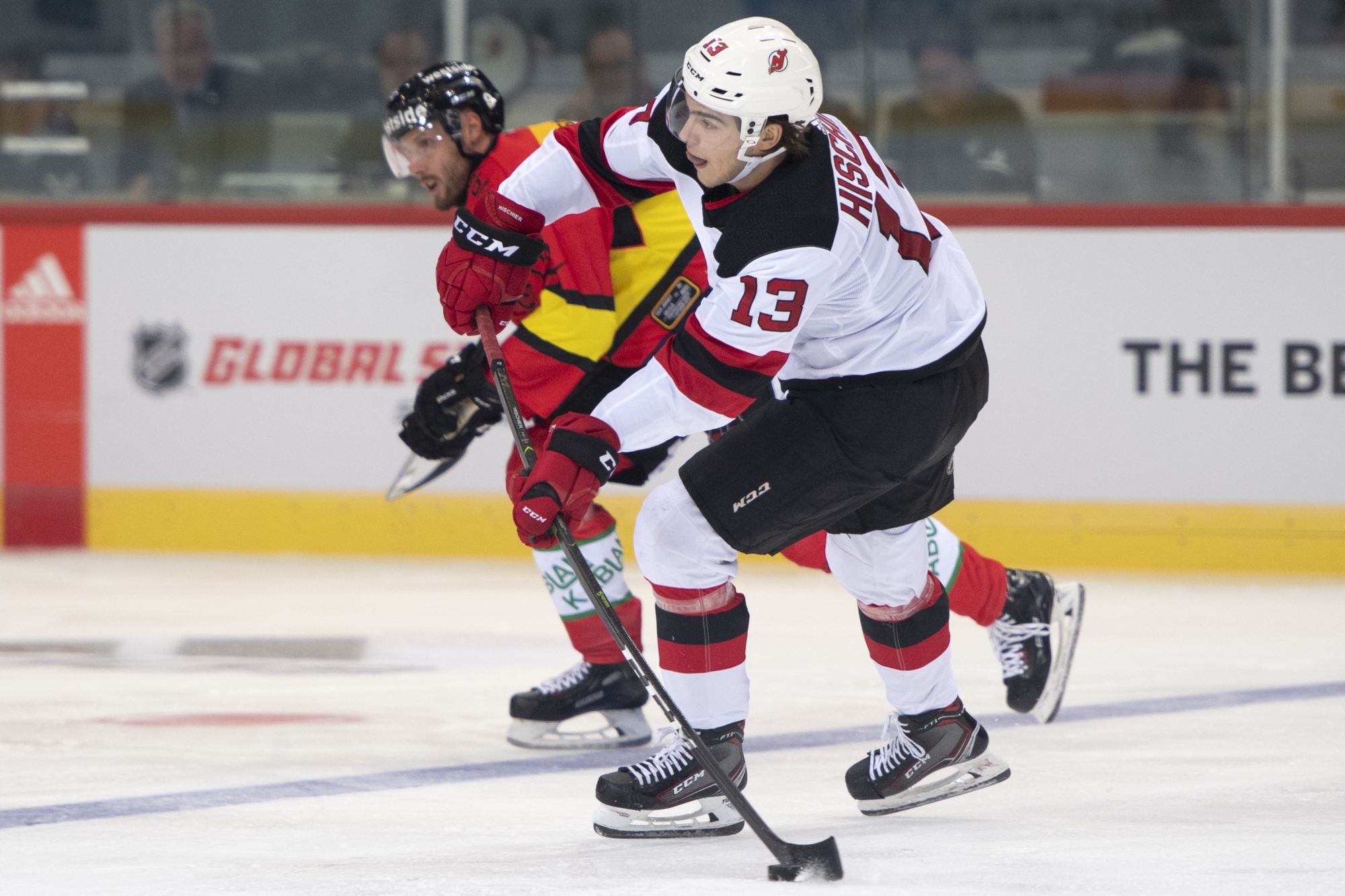Nico Hischier et les Devils ont disputé un dernier match de préparation avant le début de la saison de NHL samedi. 