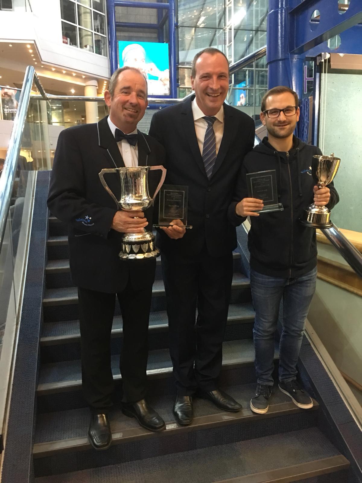 Le président Grégoire Barras, le directeur Arsène Duc et le soliste Vincent Bearkpark, tous heureux du résultat du Valaisia à Londres.