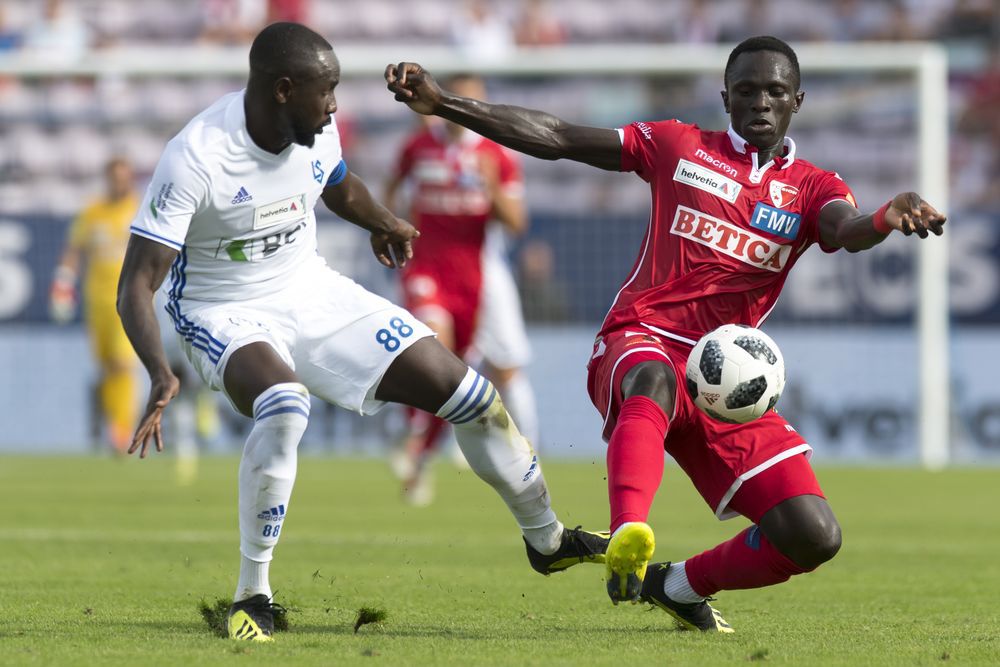 Moussa Djitté, buteur providentiel à Lausanne en Coupe de Suisse, ici en duel avec Adilson Cabral, devrait animer l’attaque du FC Sion contre Thoune.