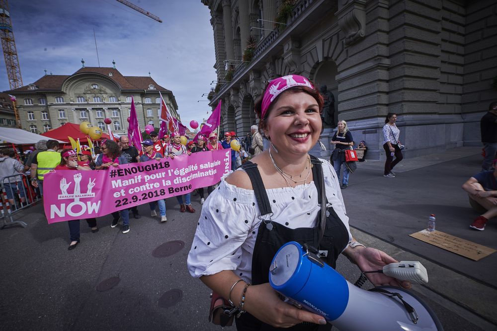 Les Valaisans tout en rose et en force pour manifester contre les inégalités salariales à Berne.