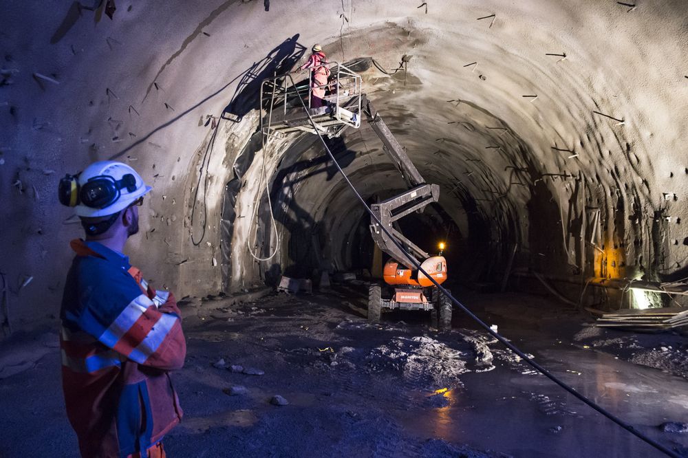 Ouvriers et machines préparent le terrain en vue de la reprise des travaux d'excavation du tunnel de Riedberg, la semaine prochaine.