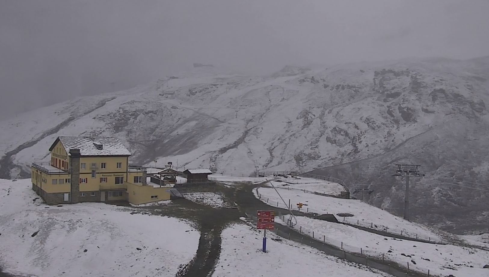 Une fine pellicule de neige recouvre la région du Schwarzsee, au-dessus de Zermatt.