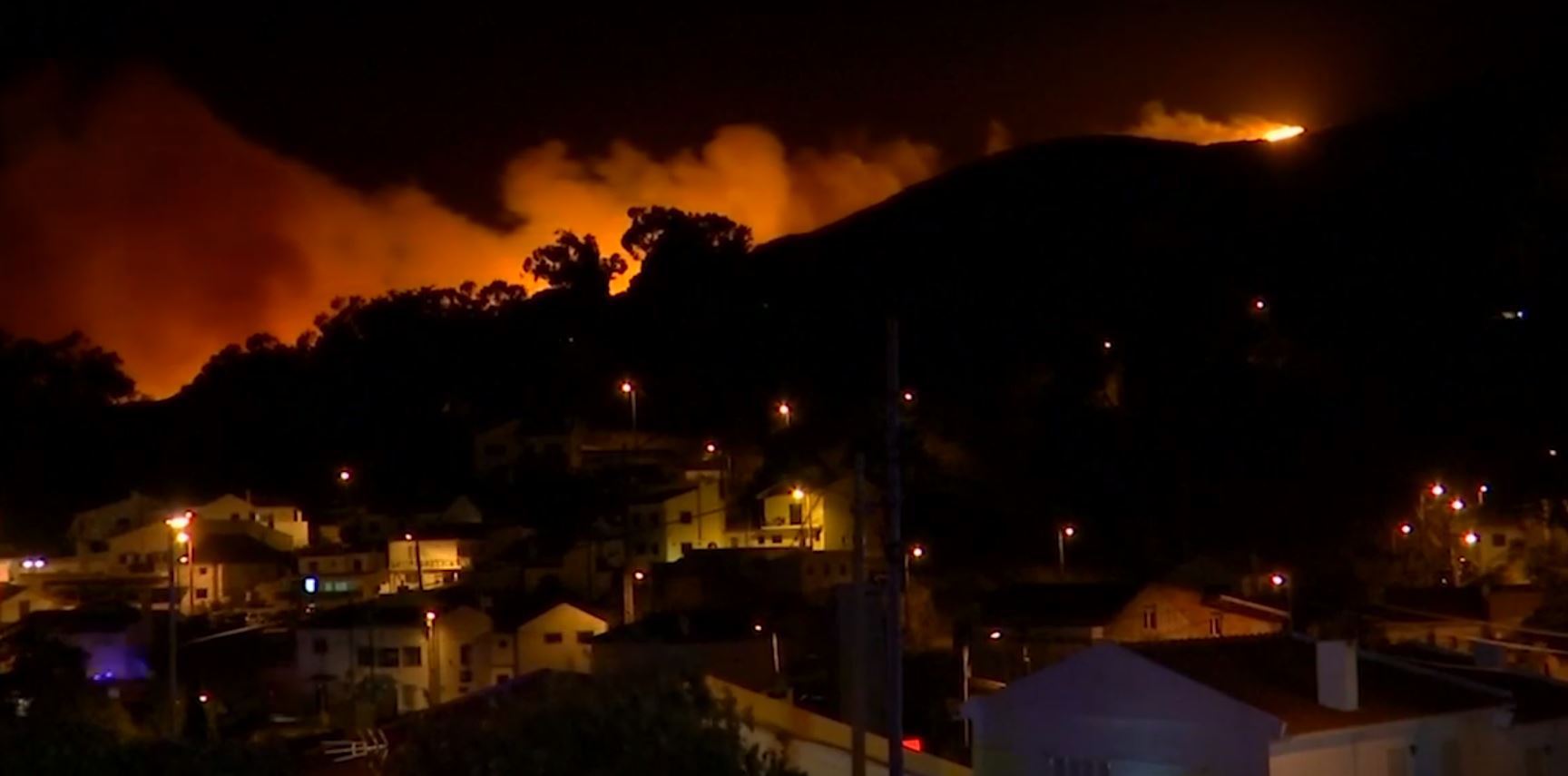L'incendie s'est déclenché dans la nuit de samedi à dimanche sur les hauteurs des environs de Cascais et de Sintra, attisé alors par des vents violents de près de 100 km/heure.