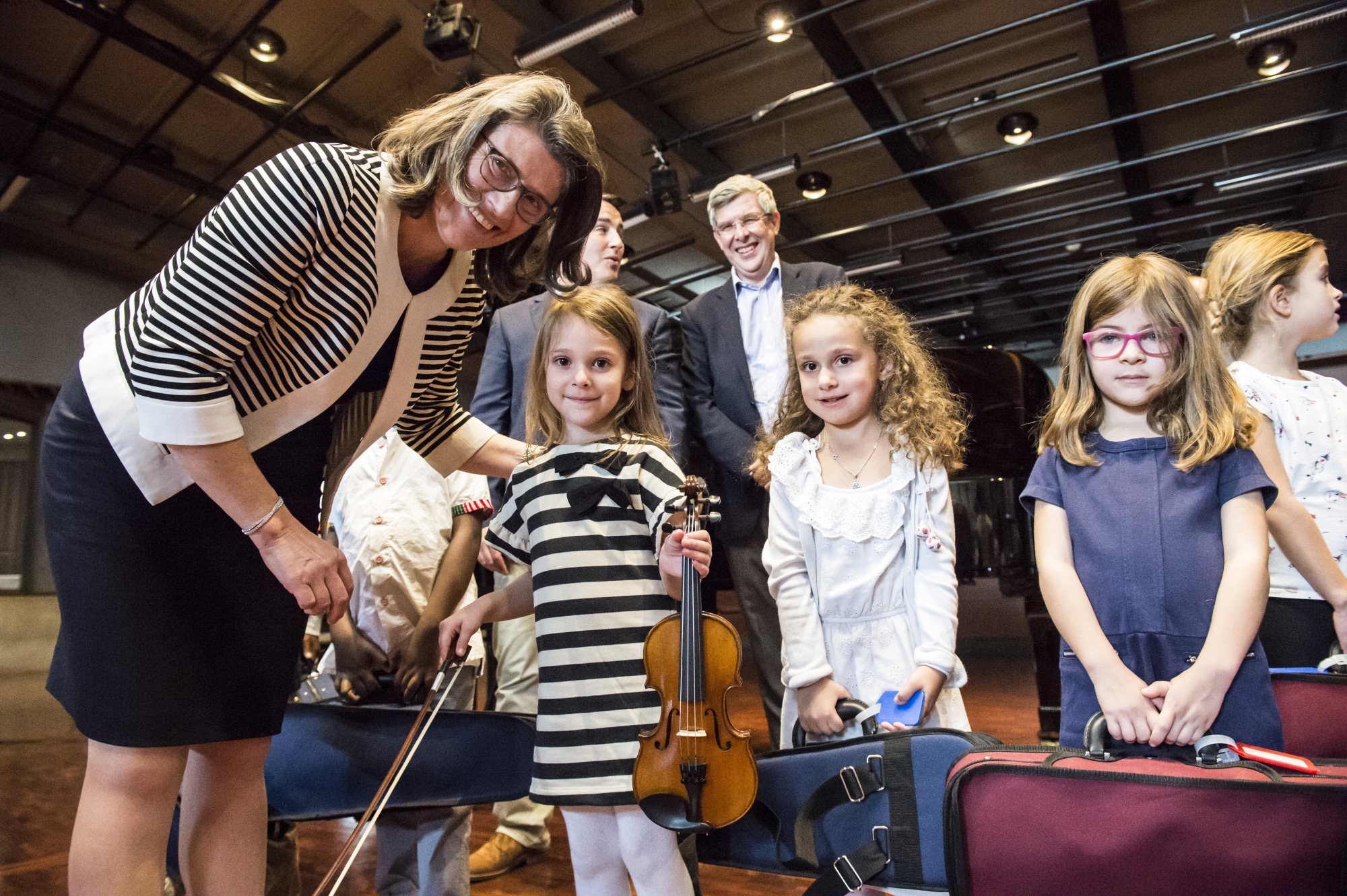 Hélène Vareille a remis jeudi des violons à quatre classes primaires de Monthey. 