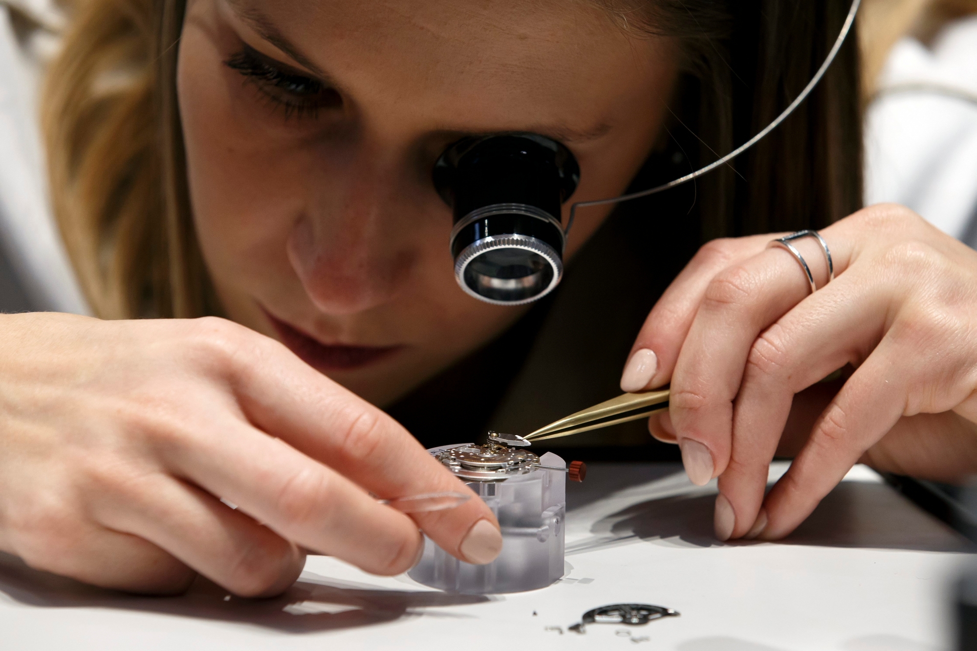 A watchmaker of Jaeger-LeCoultre brand assembles a movement of a watch, during the first day of the 28th edition of the Salon International de la Haute Horlogerie, SIHH, in Geneva, Switzerland, Monday, January 15, 2018. (KEYSTONE/Salvatore Di Nolfi) SWITZERLAND EXHIBITION SIHH 2018