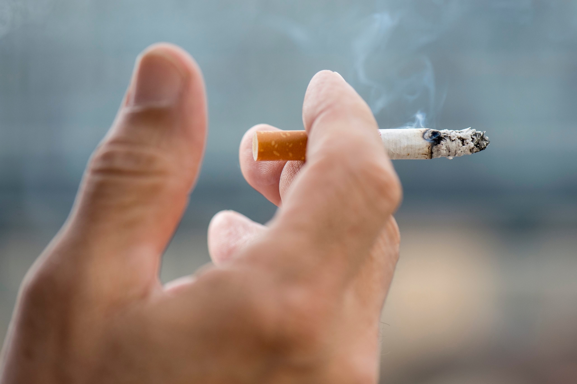 Personne en train de fumer une cigarette

Neuchatel, le 31 mars 2016
Photo: Lucas Vuitel CIGARETTE