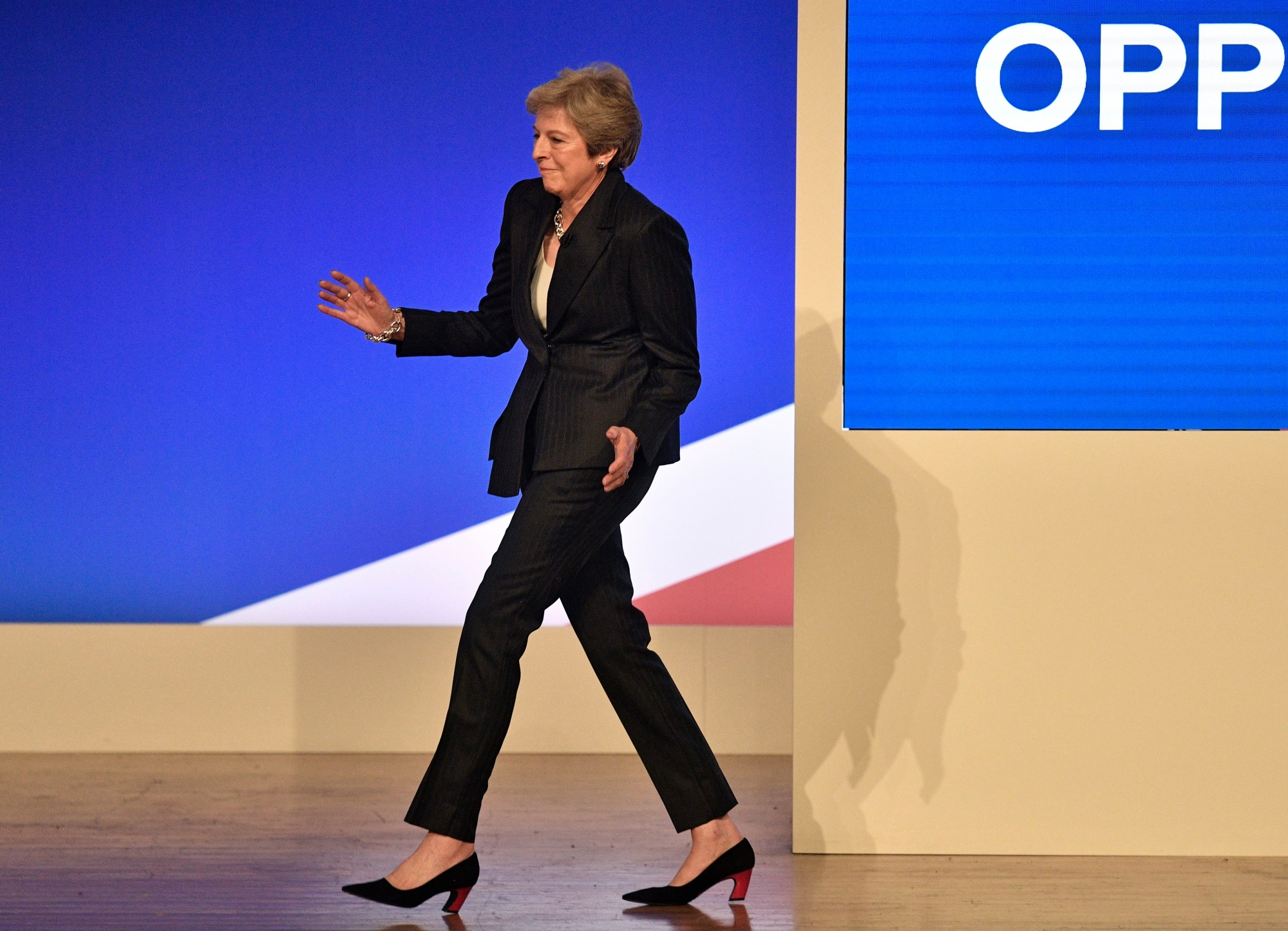 epaselect epa07066079 Britain's Prime Minister Theresa May performs a few dance moves as she arrives to address the delegates on the third day of the Conservative Party Conference in Birmingham, Britain, 03 October 2018. The Conference runs from 30 September to 03 October 2018.  EPA/NEIL HALL epaselect BRITAIN PARTIES CONSERVATIVE CONFERENCE