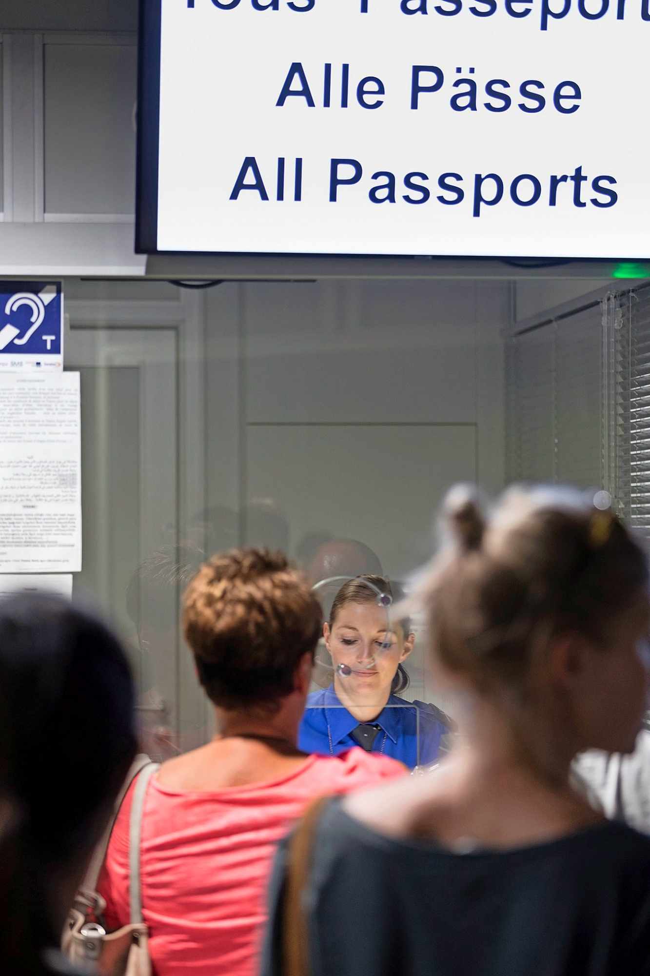 A member of the Swiss Border Guard checks passengers' passports, pictured at EuroAirport Basel Mulhouse Freiburg in Basel, Switzerland, on September 29, 2017. (KEYSTONE/Gaetan Bally)

Eine Grenzwaechterin des Schweizer Grenzwachtkorps kontrolliert die Reisepaesse von Flugreisenden, aufgenommen am 29. September 2017 am EuroAirports Basel Mulhouse Freiburg in Basel. (KEYSTONE/Gaetan Bally) SCHWEIZ FLUGHAFEN GRENZWACHTKORPS