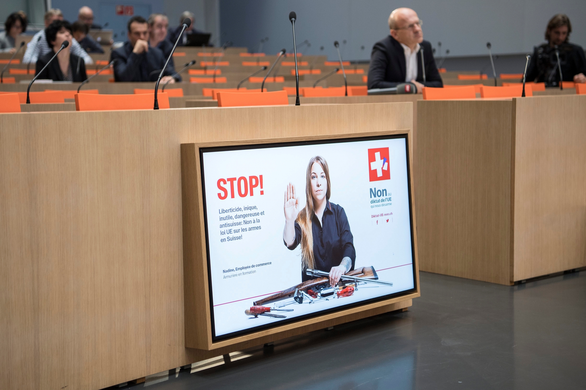 Ein Bild erscheint auf einem Screen vom Referendumskomitee "Nein zum Entwaffnungsdiktat der EU", anlaesslich einer Medienkonferenz, am Freitag, 5. Oktober 2018, in Bern. (KEYSTONE/Peter Schneider) SCHWEIZ REFERENDUMSKOMITEE WAFFENRECHT EU