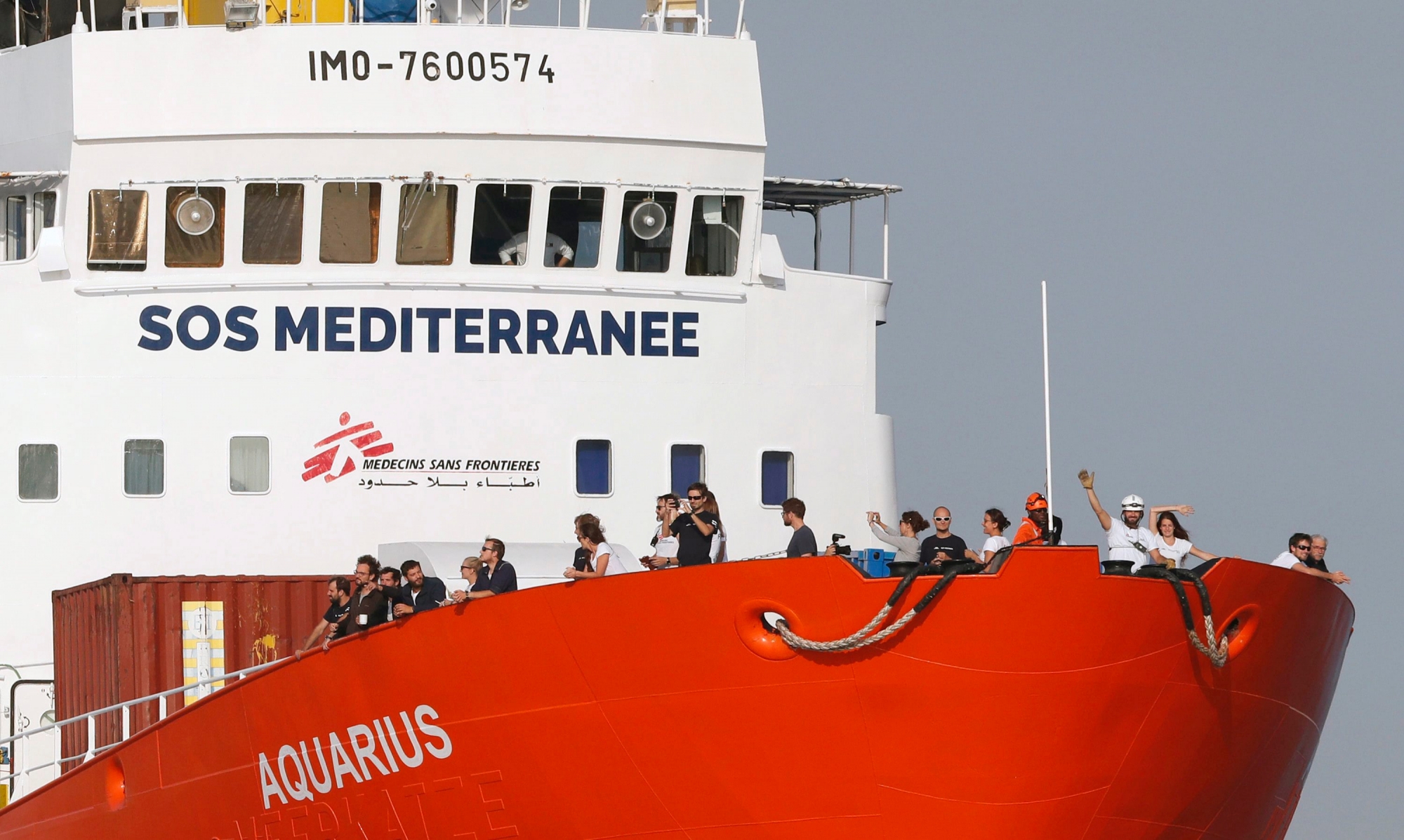 ARICHIV - ZUR SHORTLIST ZUM SACHAROW-MENSCHENRECHTSPREIS STELLEN WIR IHNEN FOLGENDES BILDMATERIAL ZUR VERFUEGUNG - epa07042833 (FILE) - Crew members of the search and rescue vessel 'Aquarius' of NGO 'SOS Mediterranee' wave from the ship's bow as the vessel arrives in the port of Marseille, France, 29 June 2018 (reissued 24 September 2018). According to media reports on 24 September 2018, the Panama authorities have begun procedures to revoke the registration of the Aquarius, the last migrant rescue ship operating in the central Mediterranean. The vessel which is currently at sea will have to remove its Panama maritime flag when next she docks and cannot set sail without a new one. The operators of the vessel have accused Panama of bowing to pressure from the Italian government.  EPA/GUILLAUME HORCAJUELO SACHAROW MENSCHENRECHTSPREIS SHORTLIST