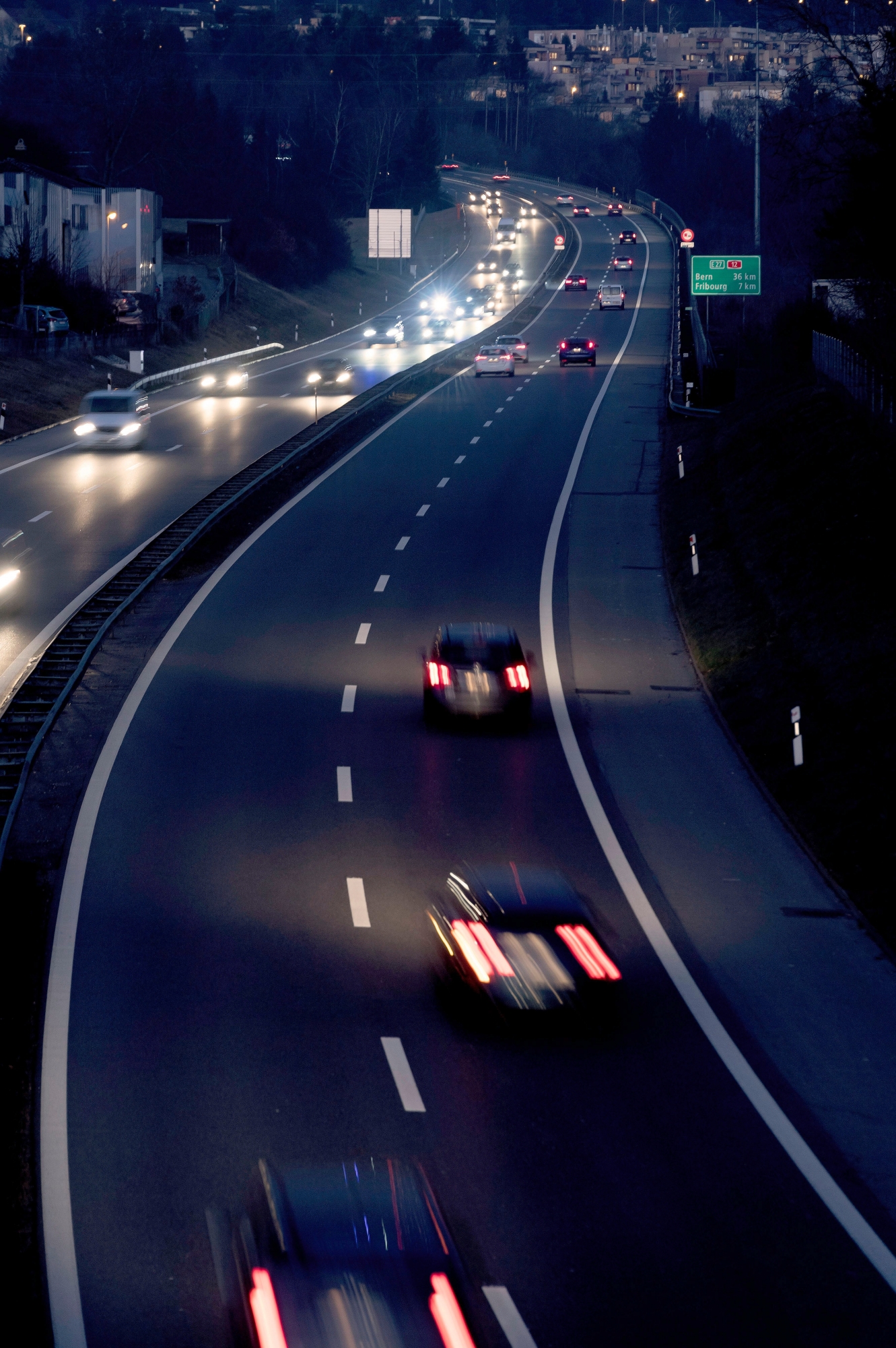 Circulation de nuit sur l'autoroute A12. 
Photo Lib / Charly Rappo, Matran, 29.01.2018 Circulation autoroute A12