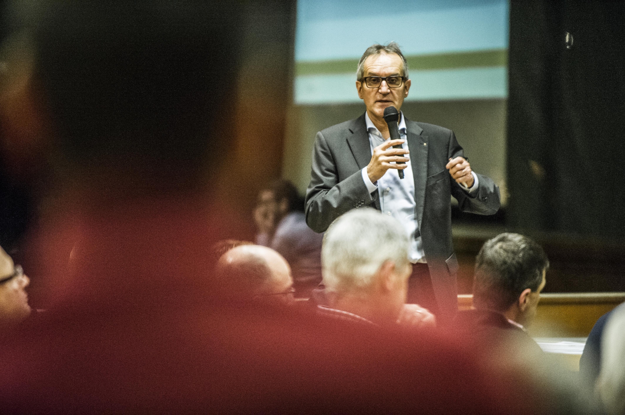 A la suite de la condamnation du président Eloi Rossier pour faux dans les titres, l’UDC demande sa démission. Les autres formations ne suivent pas.