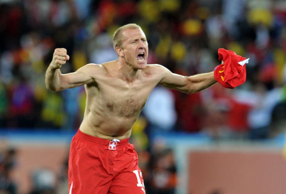 Stéphane Grichting exulte après la victoire de la Suisse contre l'Espagne lors de la coupe du monde 2010