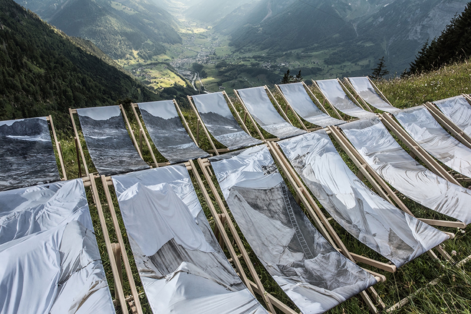 Présentée sous la forme d’installations in situ, la photo illustre le dérèglement climatique. 