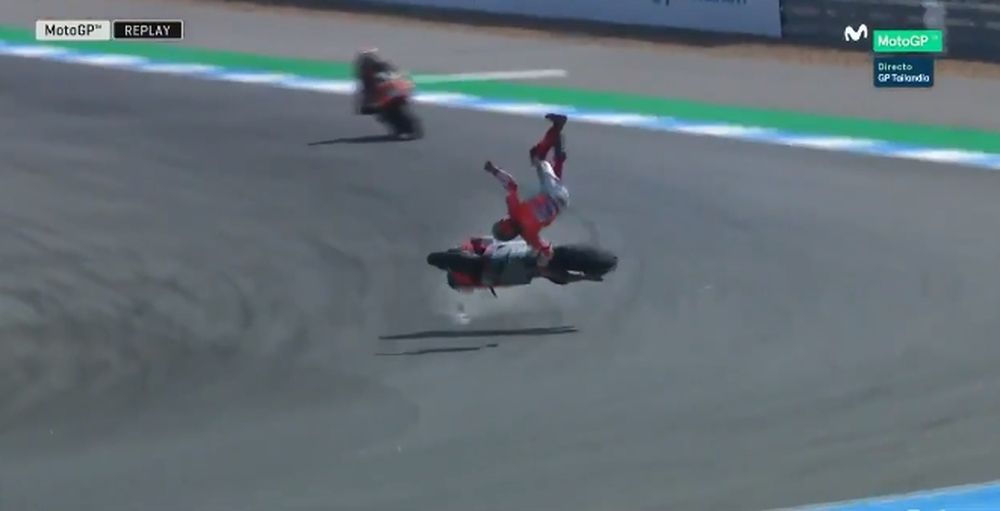 Suite à son nouveau crash, le drapeau rouge a été brandi en raison des nombreux débris présents sur la piste, une interruption qui a duré une dizaine de minutes.