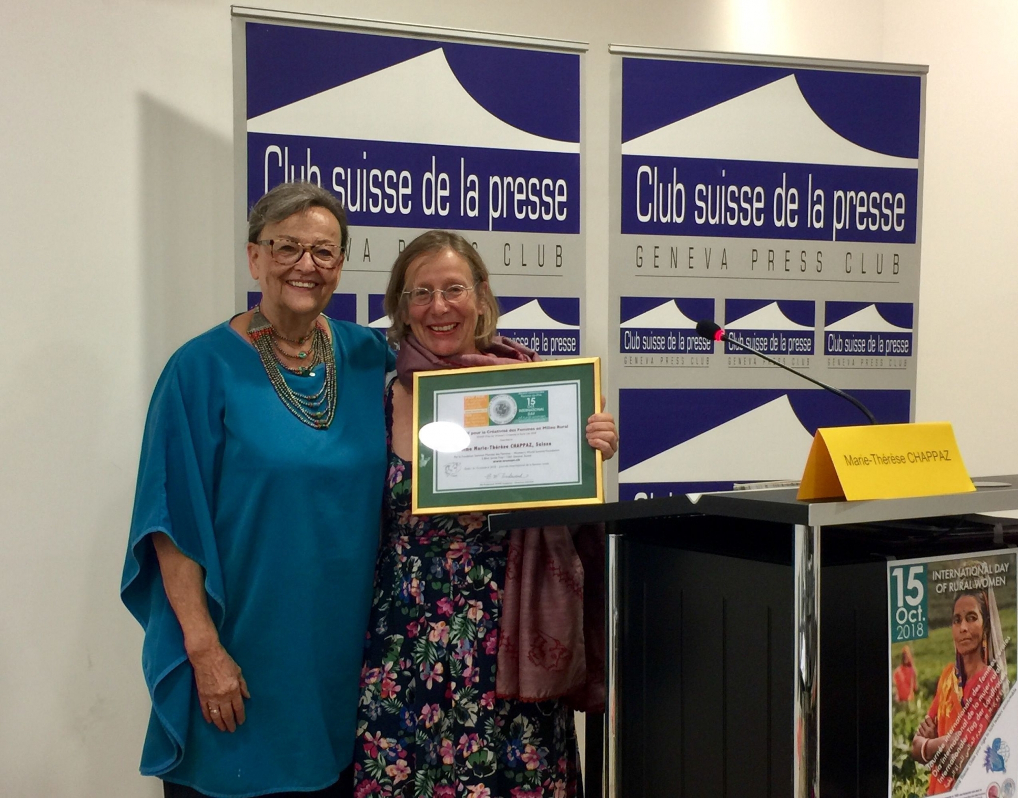 Marie-Thérèse Chappaz reçoit des mains de Elly Pradervand le Prix WWSF pour la créativité des Femmes en milieu rural.