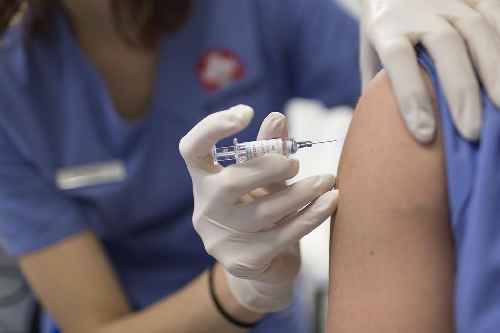 La vaccination permet d’éviter à beaucoup de personnes de tomber malades ou d’être hospitalisées.