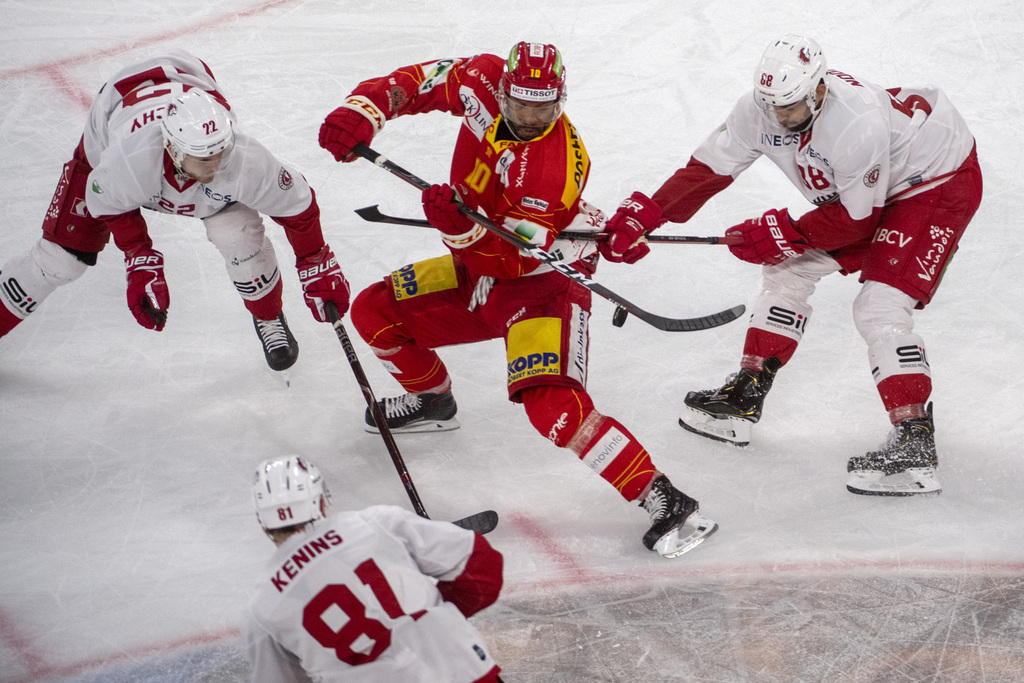 Lausanne, qui n'avait gagné qu'un seul de ses huit derniers matches de National League, est allé s'imposer 2-1 vendredi sur la glace du leader Bienne. 