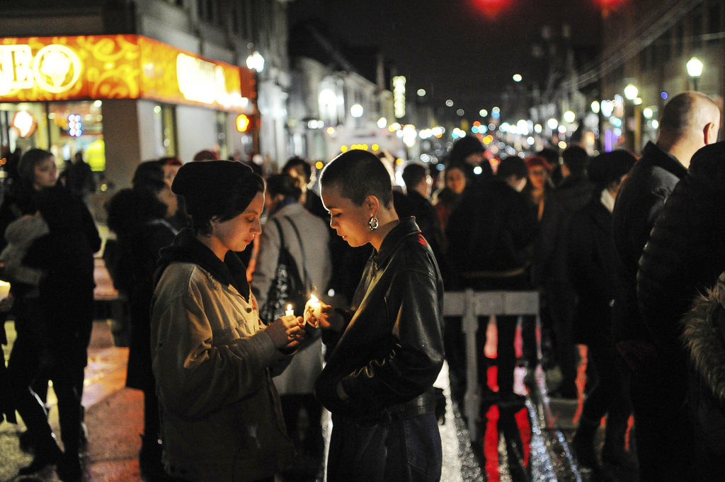 Sur place, des veillées d'hommage se sont organisées à proximité de la synagogue. Bougie à la main, des dizaines d'habitants de Pittsburgh se sont recueillis.