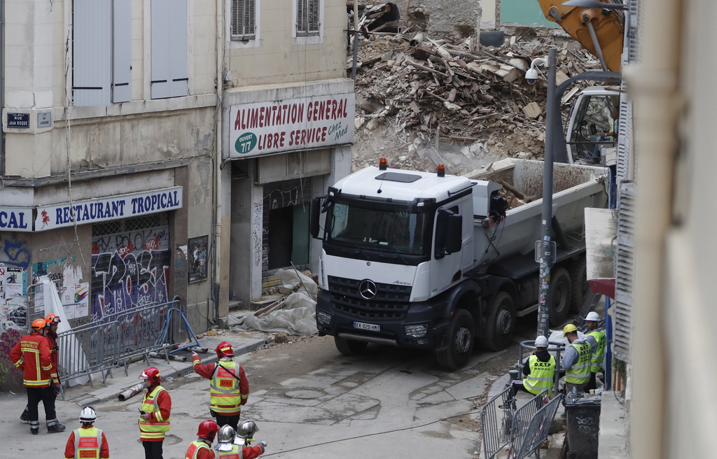 Le corps d'une septième victime a été retrouvé sous les décombres hier soir. Les citoyens continuent à crier leur colère, alors que le maire de la ville se défend. 