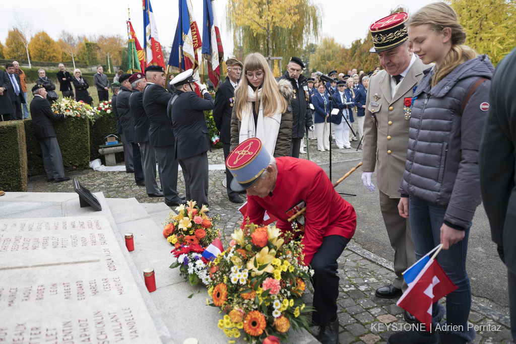 Dominique Vanthier, président de l'Union des anciens combattants français en Suisse, dépose une gerbe sur le monument du cimetière du Bois-de-Vaux à Lausanne.
