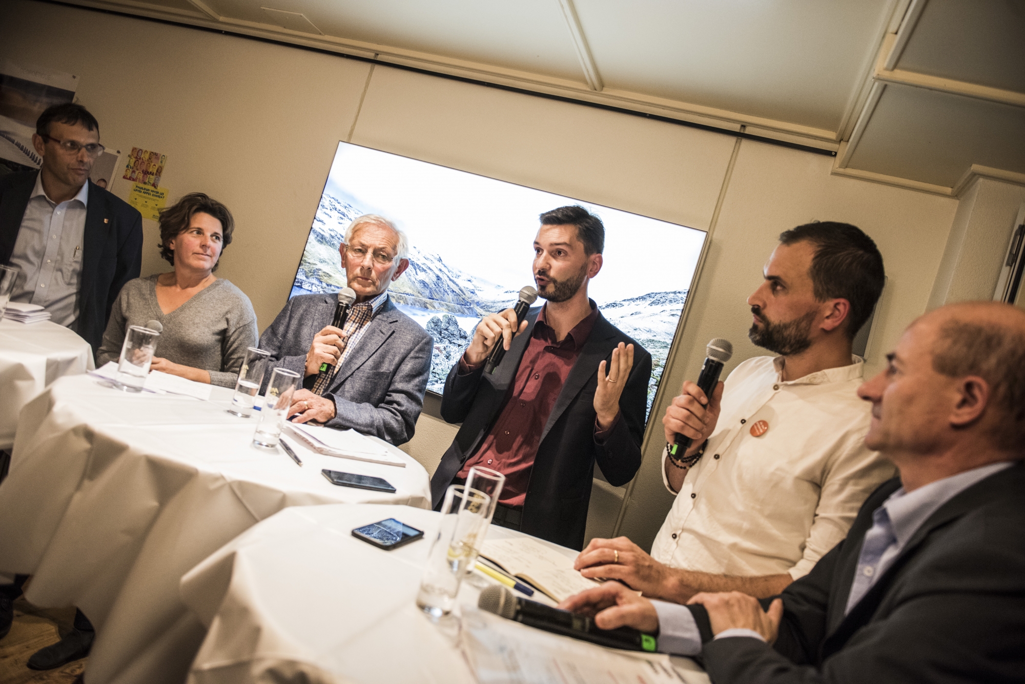 Bruno Perroud (UDC et union des citoyens), Corinne Card (PS et gauche citoyenne), Daniel Moulin (Appel citoyen), Stève Bobillier (Verts et citoyens), Damien Clerc (PDC) et Patrice Villettaz (Valeurs libérales radicales) ont débattu dans une ambiance décontractée, au café l'Helvétia de Sierre.