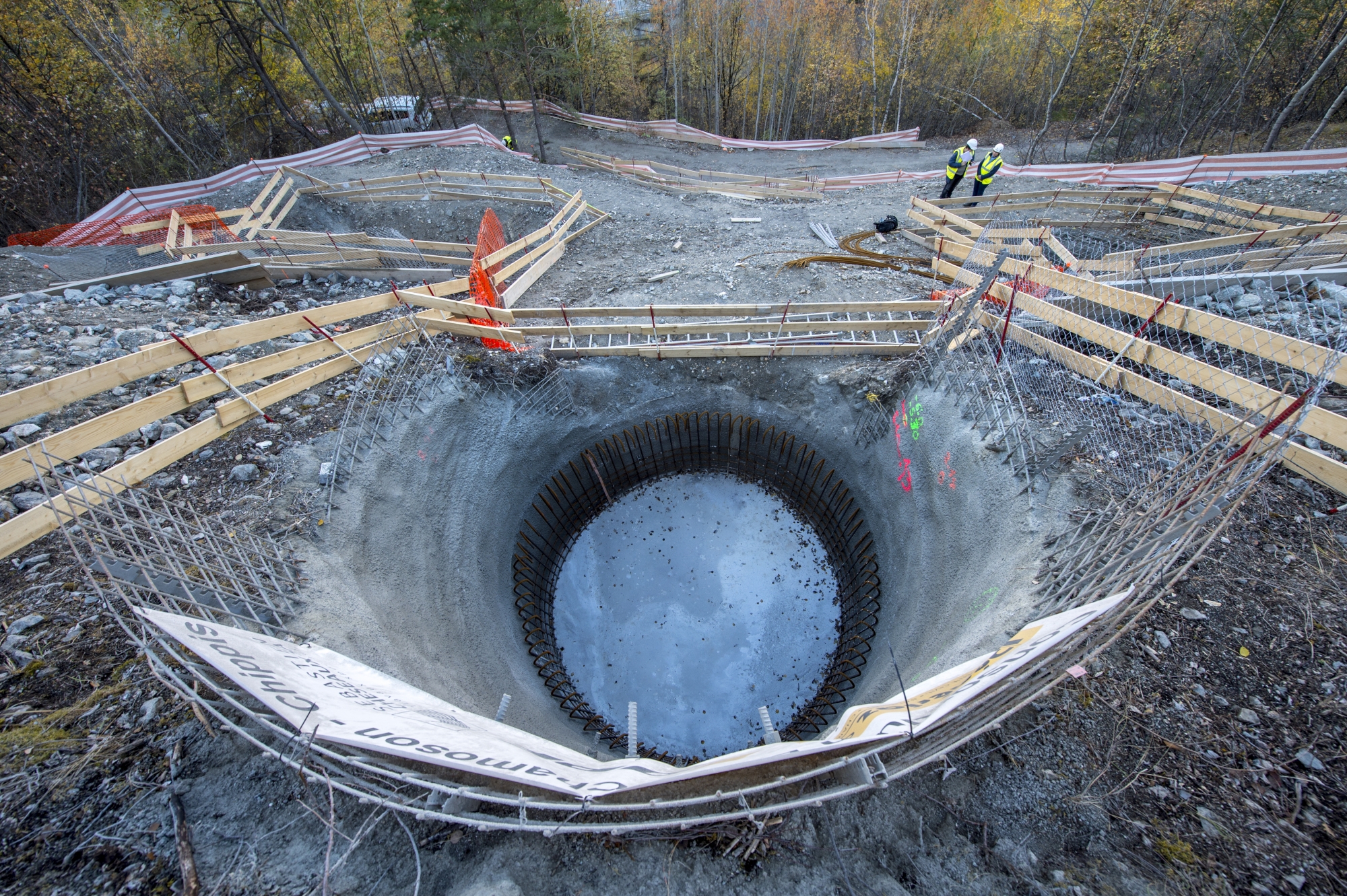 Pour accueillir les 77 pylônes fournis par une société française, Swissgrid creuse des puits jusqu'à 7 mètres de profondeur, avant d'en bétonner les fondations.