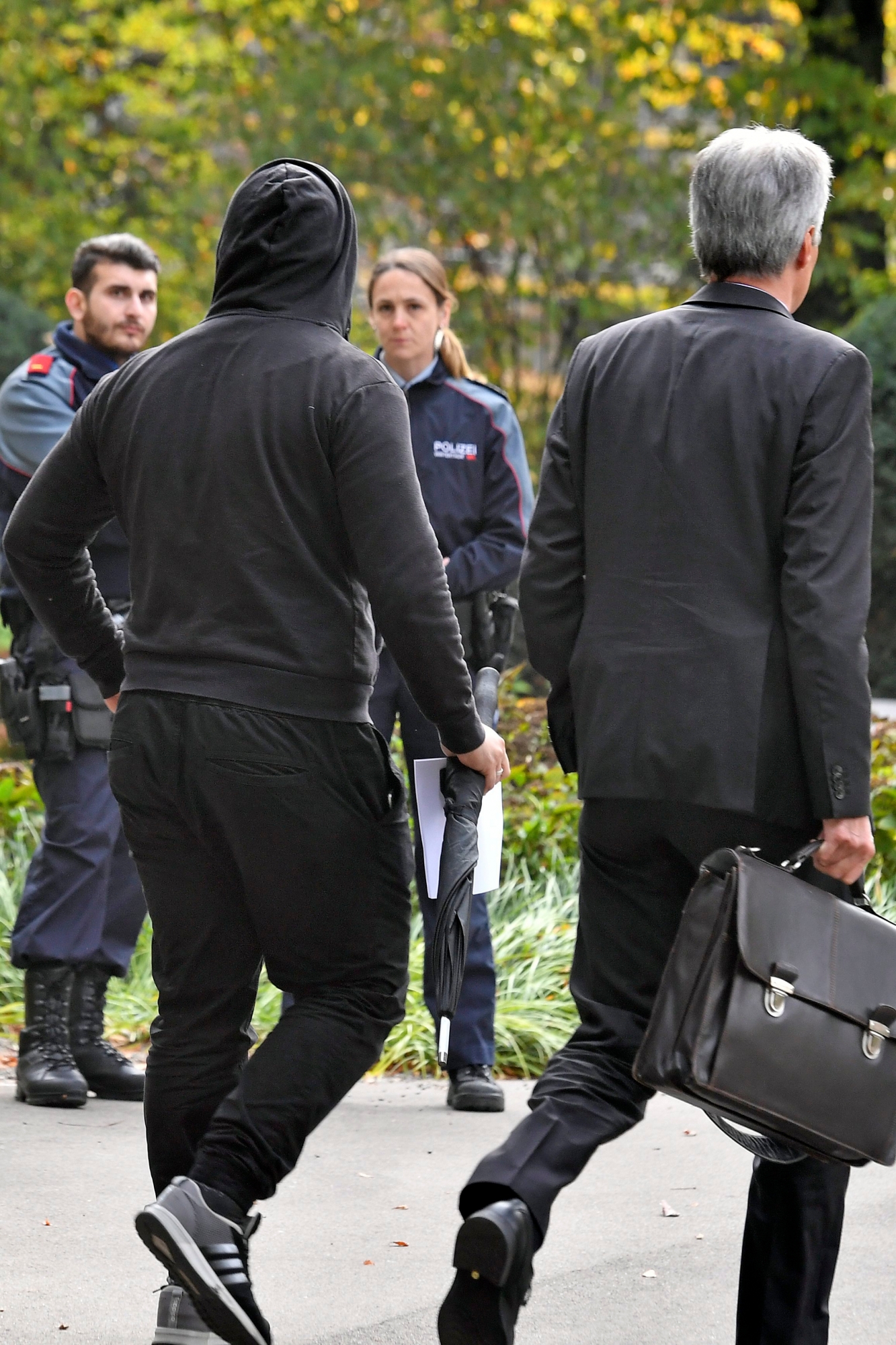 Ein Angeklagter verlaesst das Winterthurer Bezirksgericht nach der  Urteilsverkuendigung beim An'Nur-Prozess am  Dienstag, 23. Oktober 2018. (KEYSTONE/Walter Bieri) SCHWEIZ ANÕNUR PROZESS