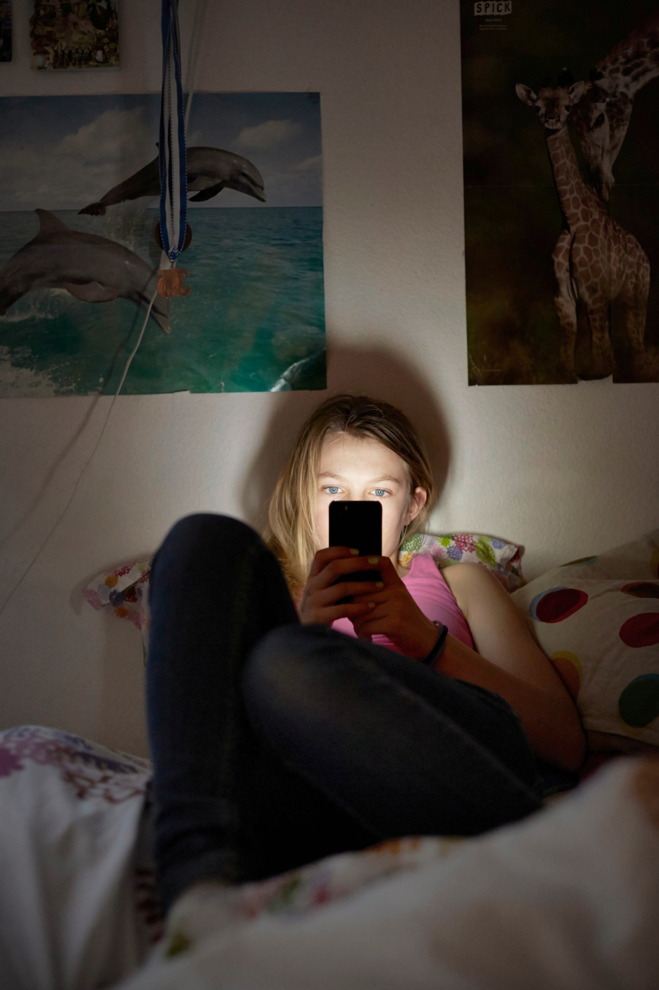 [ Symbolic Image, Posed Picture, Model Released ]  - Girl sitting on her bed using mobile phone to surf on the internet, to chat. (Photo by KEYSTONE/Leo Thal) 

[ Gestellte Aufnahme, Symbolbild, Model Released ] Kind, Maedchen, Telefon, Mobile Phone, Surfen, Chatten, Internet, Pornografie,   (KEYSTONE/Leo Thal) SCHWEIZ KINDESMISSBRAUCH