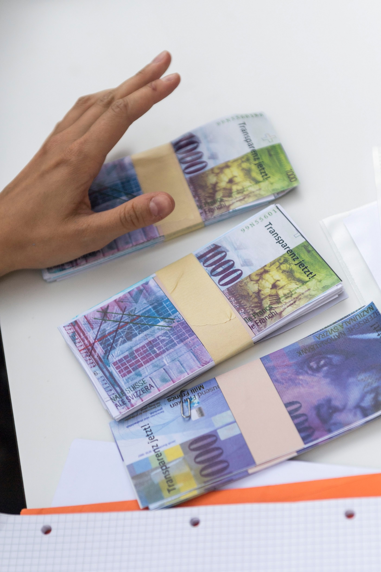 AktivistInnen im Traegerverein fuer die Initiative fuer mehr Transparenz in der Politikfinanzierung hantieren mit imitierten Banknoten in einer symbolischen Aktion fuer die Initiative, am Mittwoch, 29. August 2018 in Bern. Die Transparenz Initiative will die FInanzen in der Politik sichtbar machen. (KEYSTONE/Alessandro della Valle) SCHWEIZ TRANSPARENZ INITIATIVE TRAEGERVEREIN AKTION