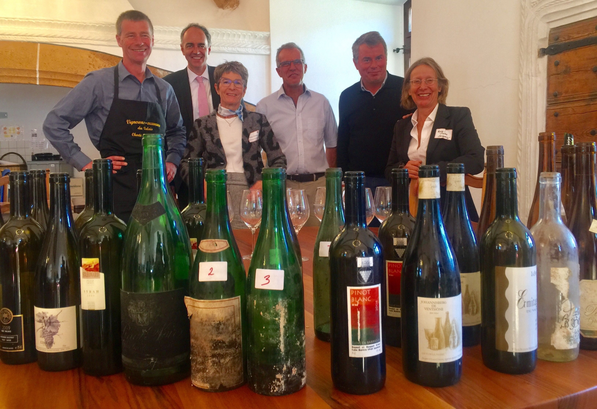 Benoit Dorsaz, le Conseiller d'Etat Christophe Darbellay, l'oenologue cantonale Corinne Clavien, Gérard Roduit, Denis Saverot, rédacteur en chef de La Revue du vin de France et Marie-Thérèse Chappaz, à l'issue de la dégustation des vieux millésimes valaisans de la Charte St-Théodule.