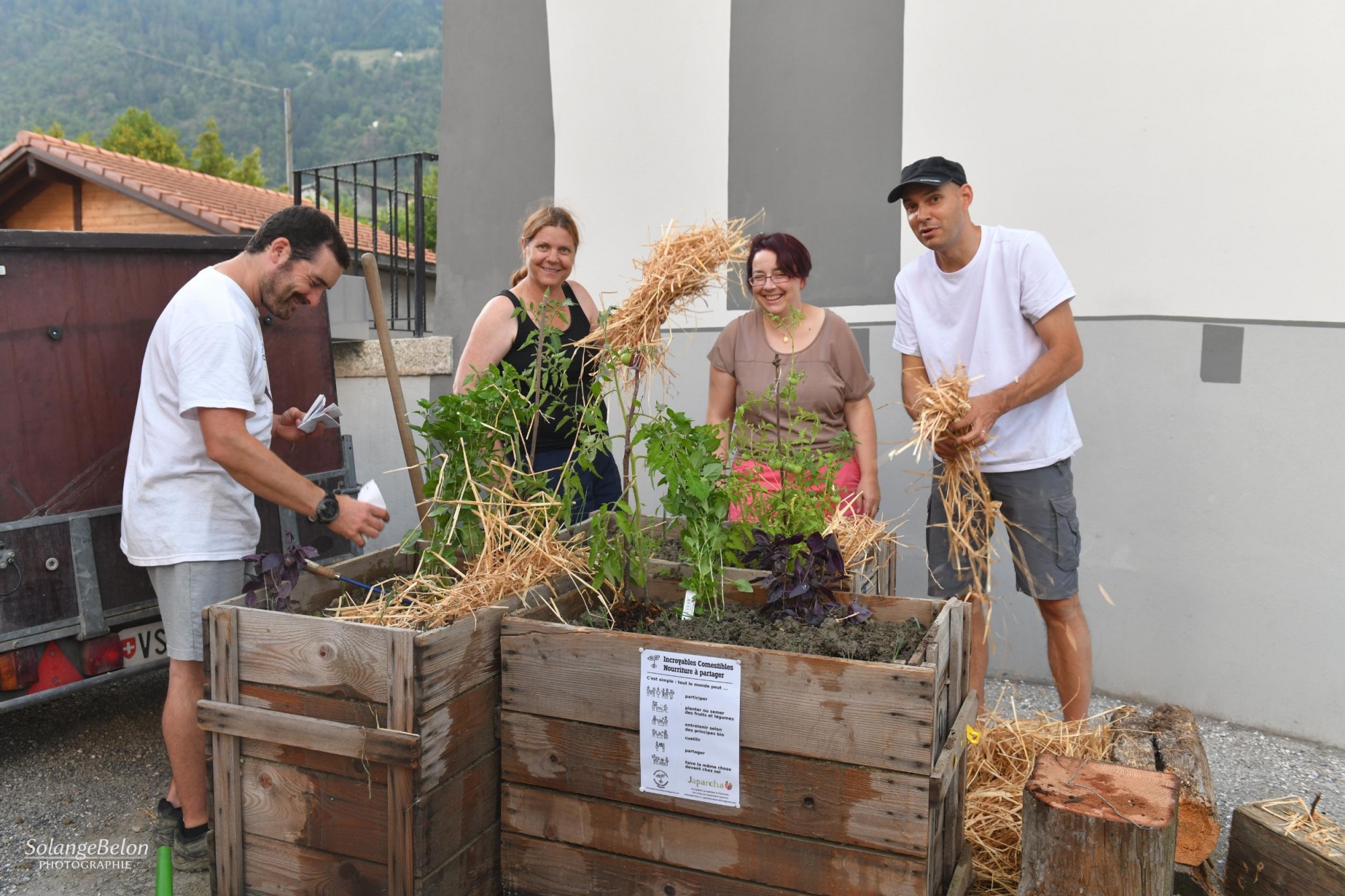 Au cœur de Chamoson, Ted Vanden-Bil, Nathalie Thurre, Laurence Praz et Eric Grand installent deux bacs à fruits et légumes communautaires.