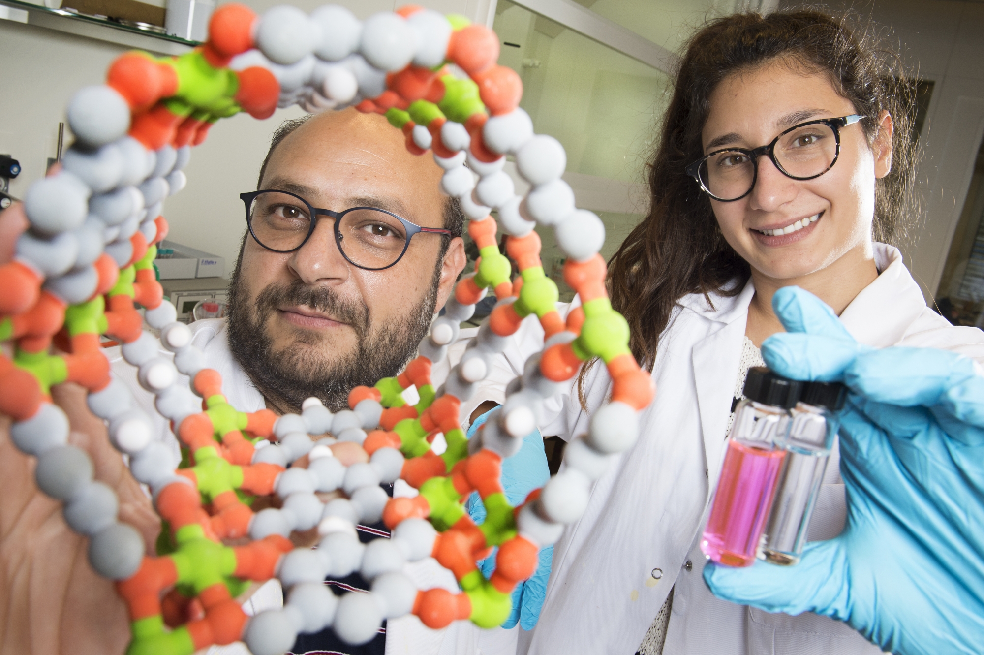 Les deux chercheurs Kyriakos Stylianou et Stavroula Kampouri de l'EPFL-Valais ont découvert un nouveau matériau qui, grâce au soleil, purifie l'eau et produit de l'hydrogène. Il est abondant, propre et bon marché.
