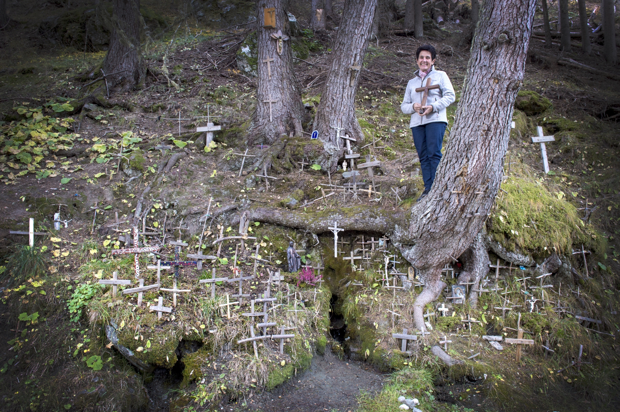 Marie-Rose Dayer pose à la fontaine des morts, au-dessus d’Hérémence dans le val d’Hérens.