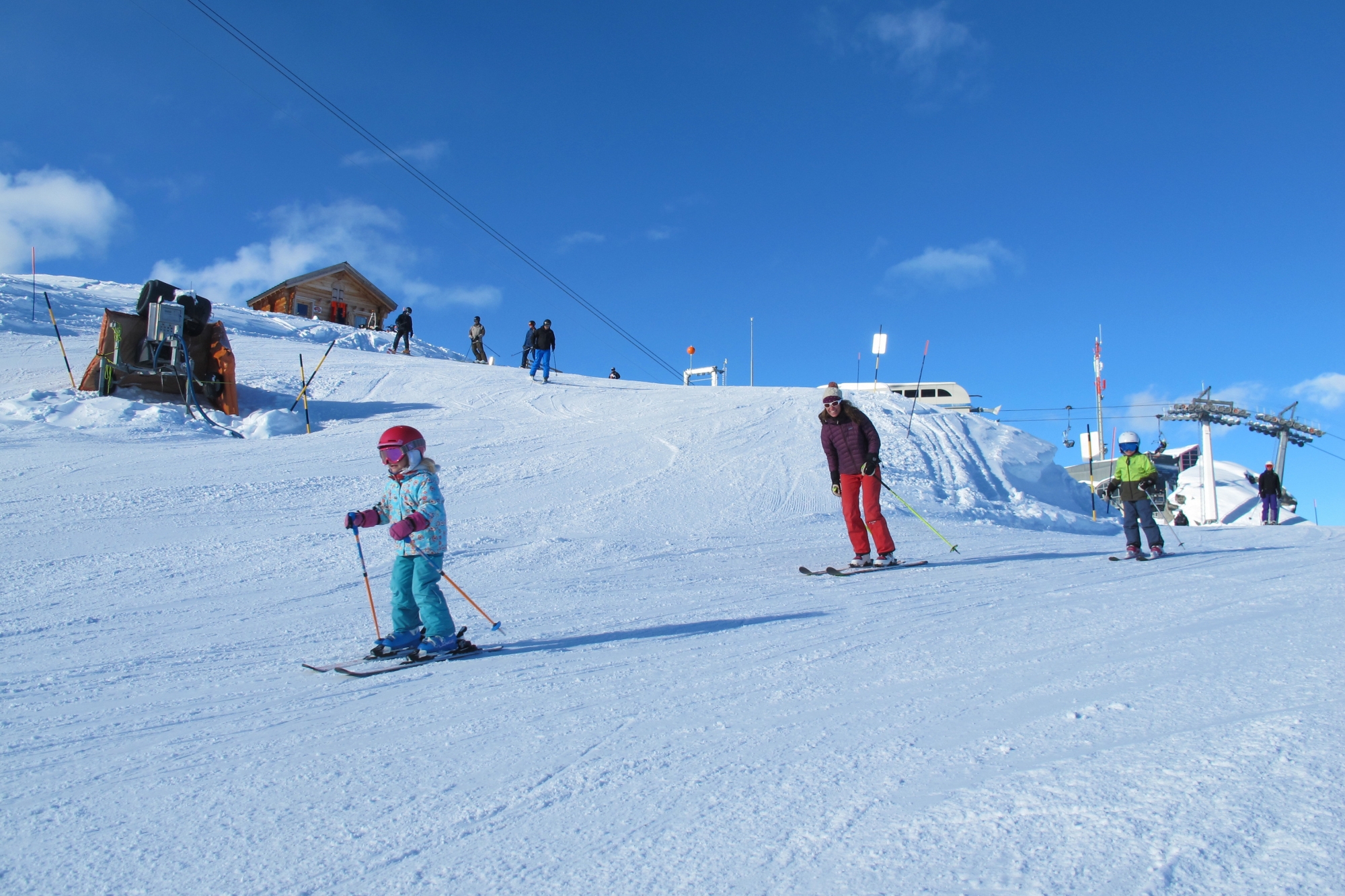 En famille, seul ou entre amis, les mordus de ski ont profité de l'ouverture de la piste du Lac des Vaux à Verbier. 