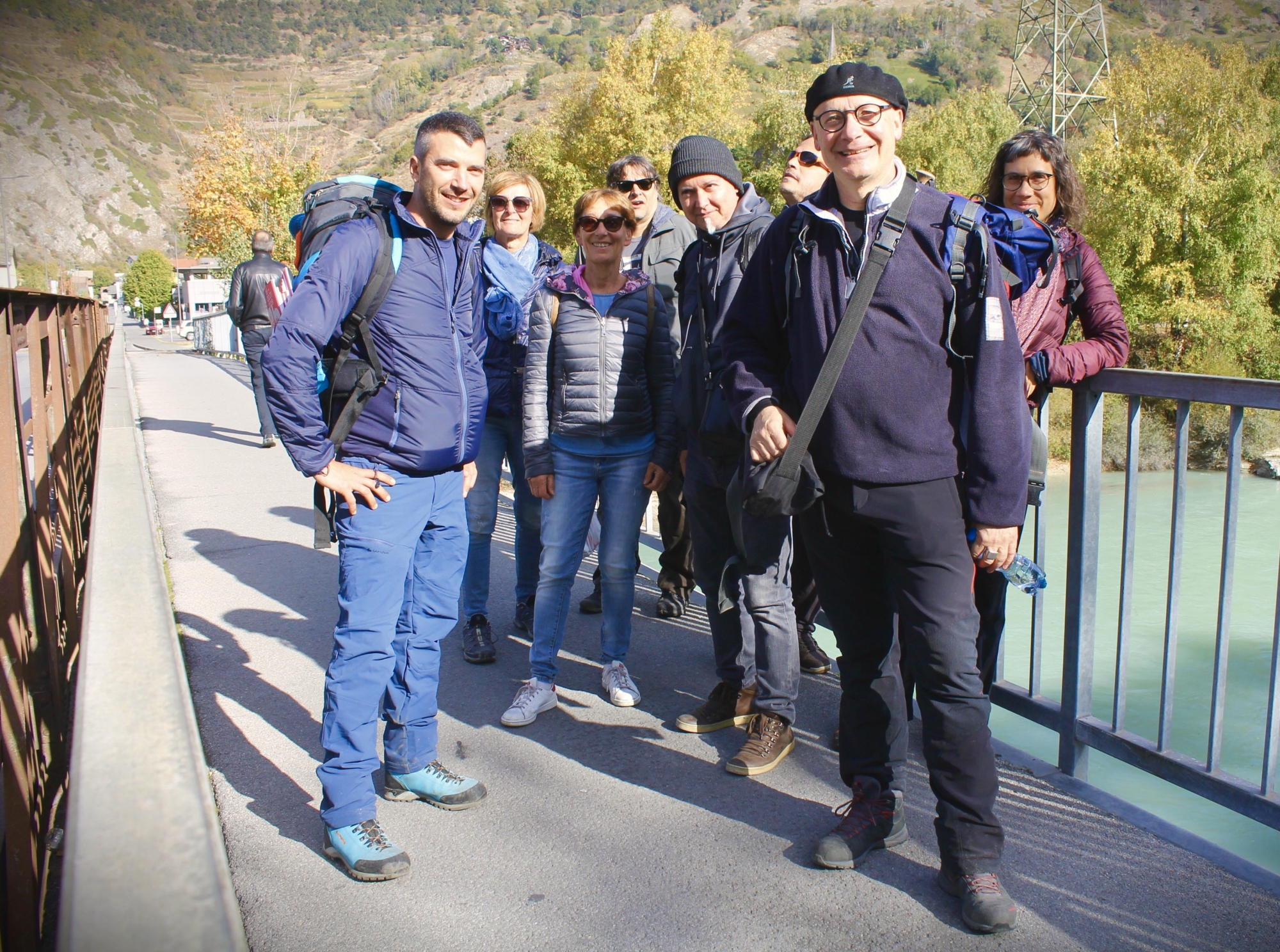 L'équipe du Oh! Festival invite le public dans sa traversée du Valais. Ici, lors de sa halte à Rarogne.