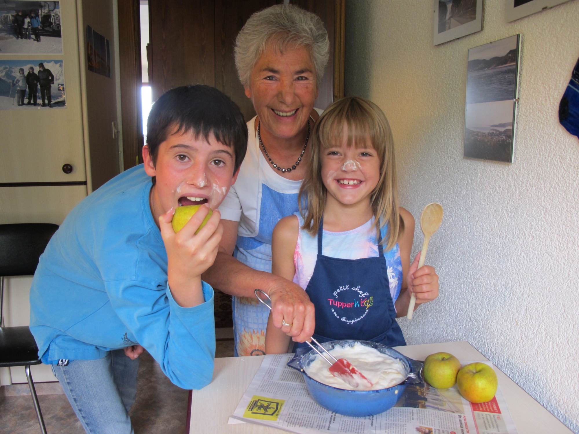 Le temps d'un après-midi, des retraités font des petits plats avec les enfants du village de Randogne.