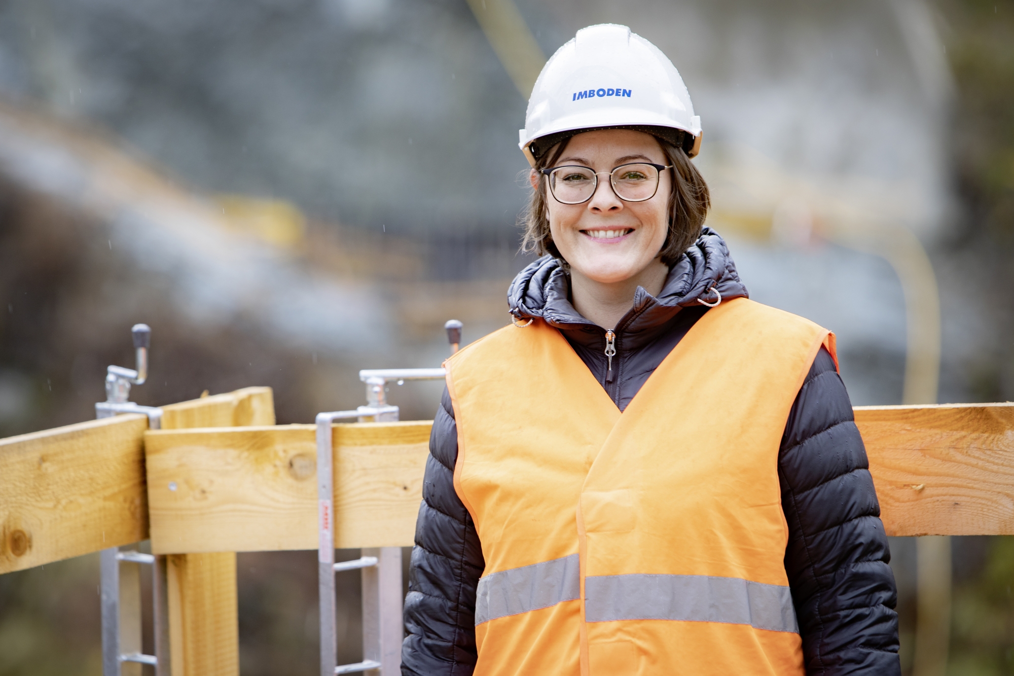 À 35 ans, Sarah Imboden devient la première femme du Valais à obtenir la maîtrise fédérale d’entrepreneur de la construction.