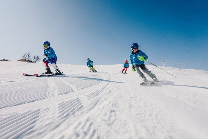 Suisse Tourisme et les Remontées mécaniques suisses veulent inciter les enfants à pratiquer les sports de glisse.