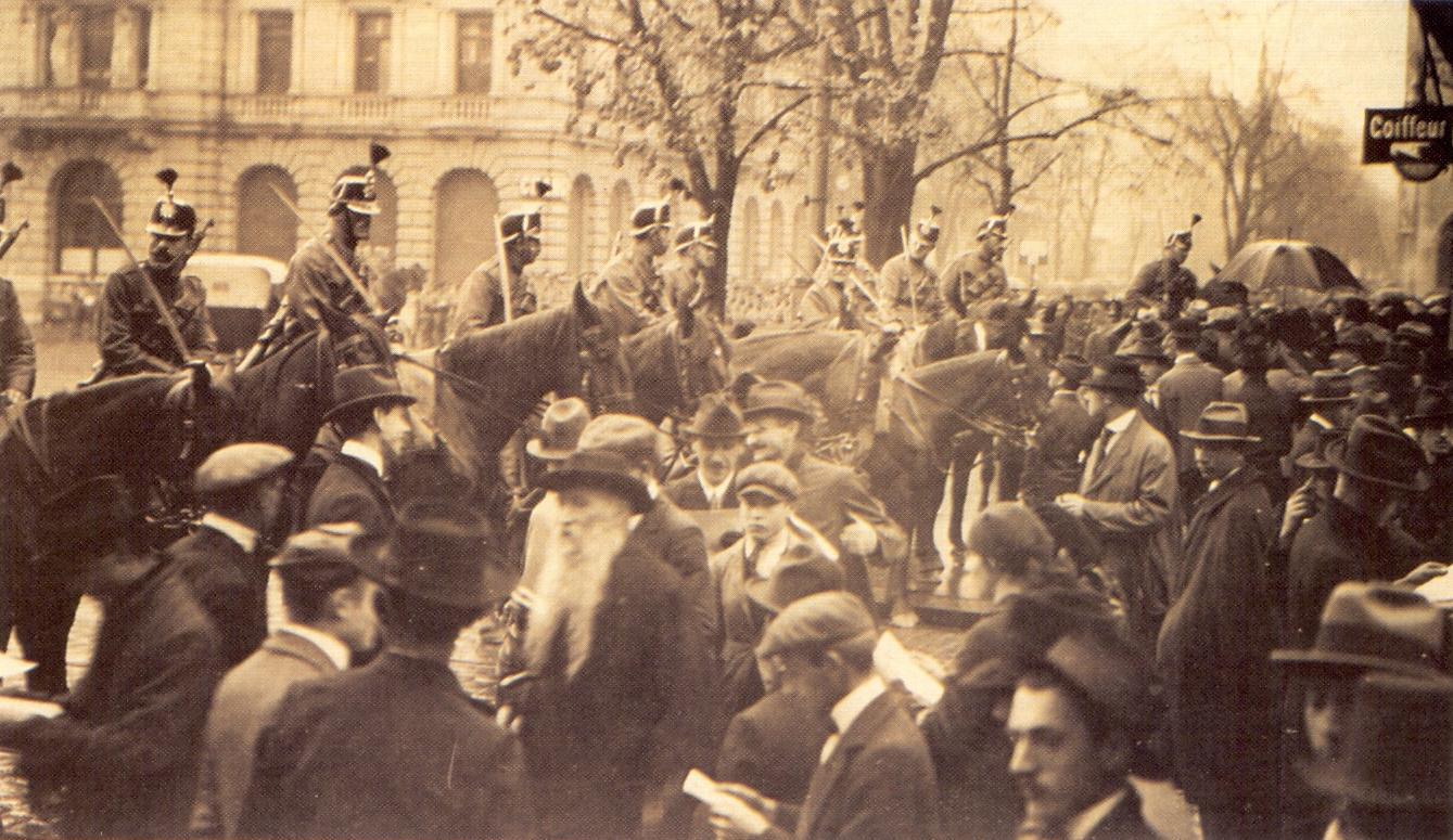 Grève générale en Suisse de 1918 : Photo prise sur la place Paradeplatz de Zurich avec des manifestants et des cavaliers de l'armée face à face.