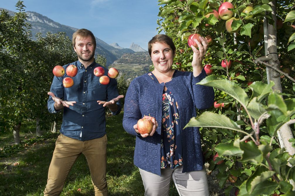Caroline Monnet, présidente du CO, et Arnaud Magnin, responsable de l'OT de La Tzoumaz, vont croquer la pomme samedi à Riddes.