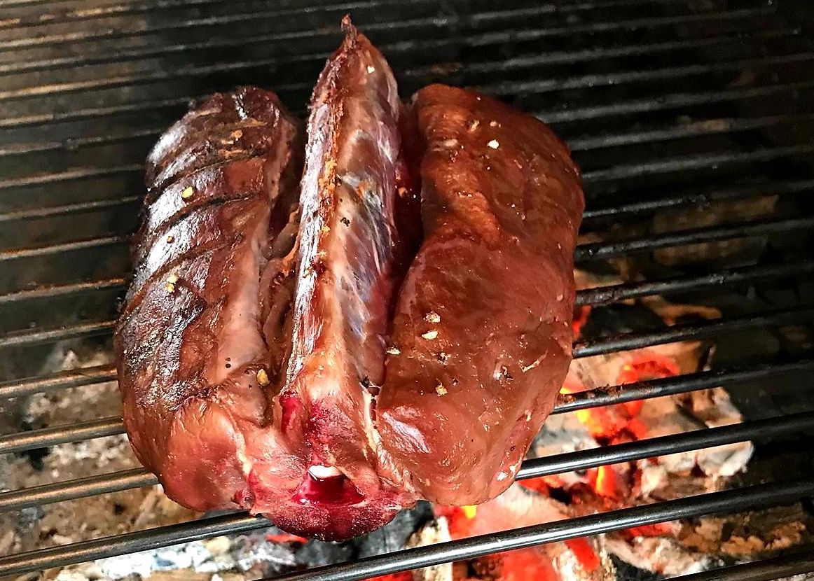 Au café L'Argentine, aux Plans-sur-Bex, la viande de chasse est apprêtée au feu de bois.