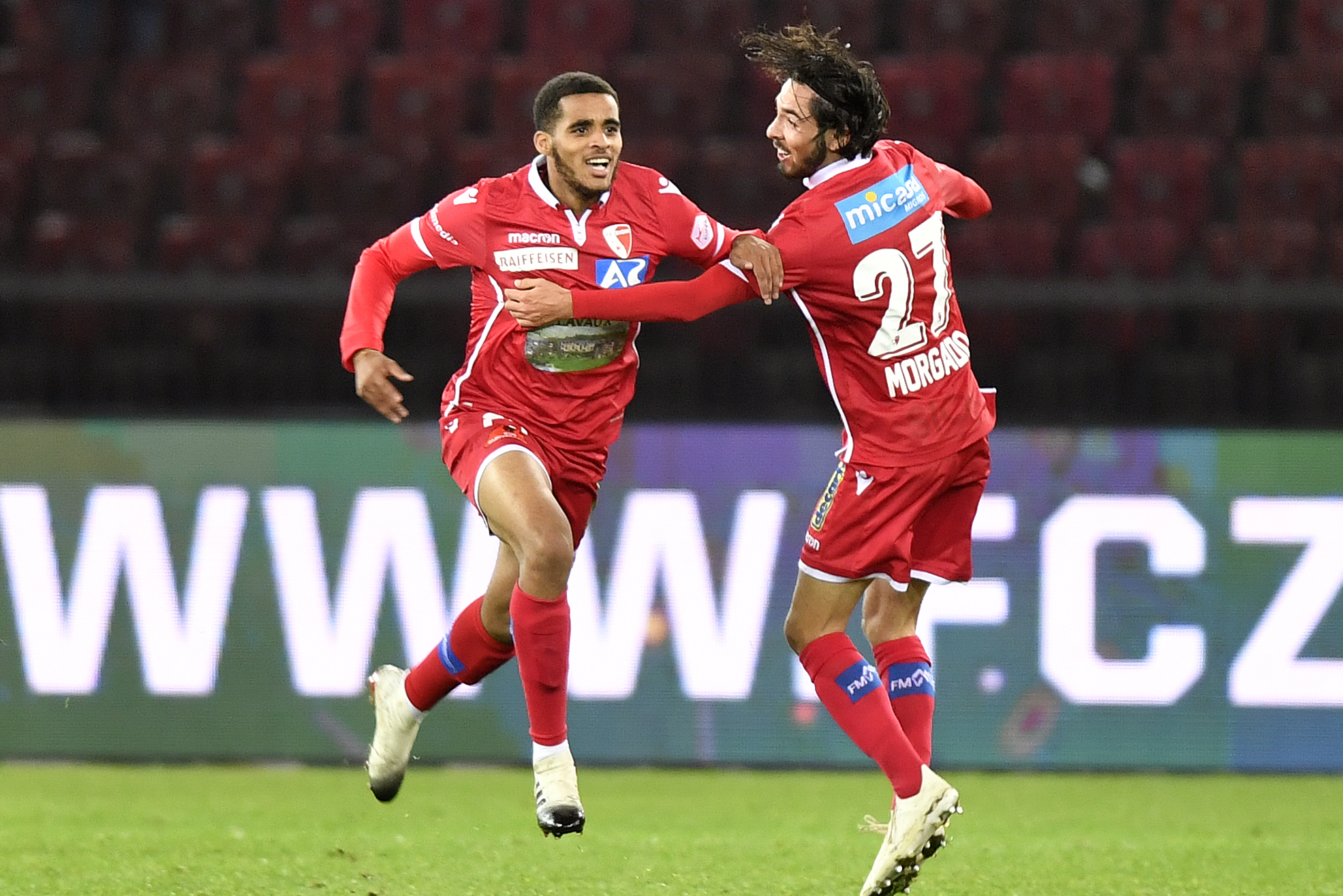 Bruno Morgado tente de retenir Yassin Fortune qui vient d’inscrire le but victorieux pour le FC Sion contre le FC Zurich.