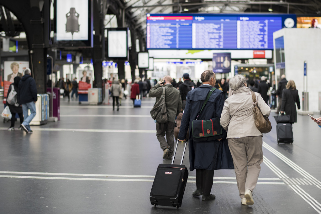 Passagiere bewegen sich am Zuerich Hauptbahnhof, am Donnerstag, 24. November 2016, in Zuerich. Die Inbetriebnahme des Gotthard-Basistunnel ist die groesste Veraenderung des diesjaehrigen Fahrplanwechsels, der am 11. Dezember in Kraft tritt. Mit dem Fahrplanwechsel werden die Einzelbillette der 1. und 2. Klasse um durchschnittlich 2,5 Prozent teurer. (KEYSTONE/Ennio Leanza)