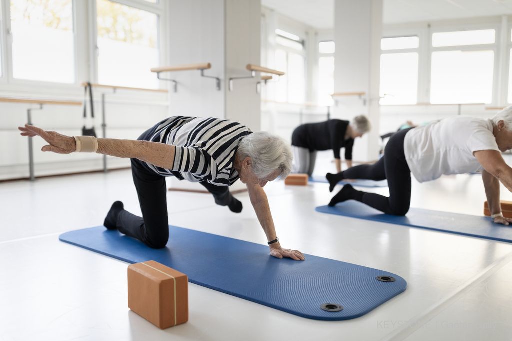 Avec l'âge, les pertes d'équilibre peuvent devenir plus fréquentes. Il est important de continuer à mobiliser son corps, comme par exemple ici, en faisant du pilates.